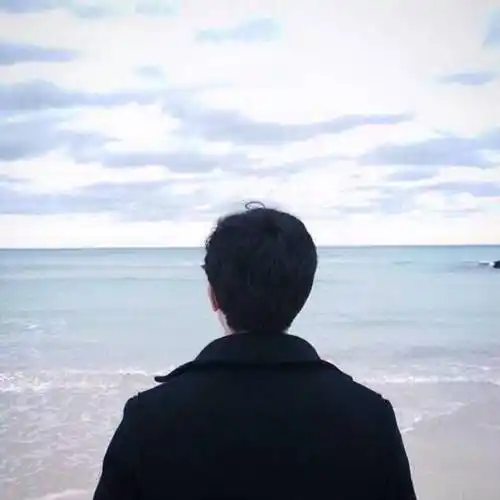 孤独与海男生头像