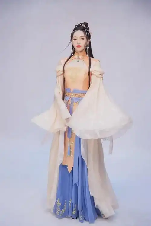 唐嫣古装撑伞氛围感优雅与美貌的完美结合