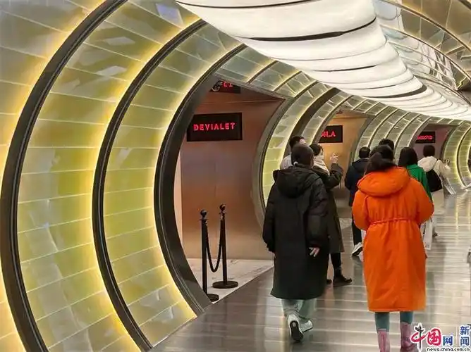 skp-s里的《时空隧道》走廊.中国网记者 刘维佳 摄