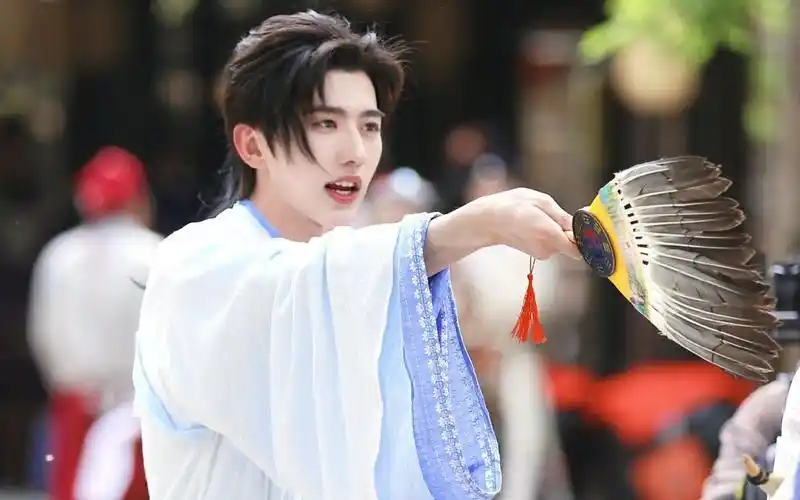 蔡徐坤穿古装的两副面孔 你喜欢的样子他都有哦~~蔡小葵古装真的杀我!