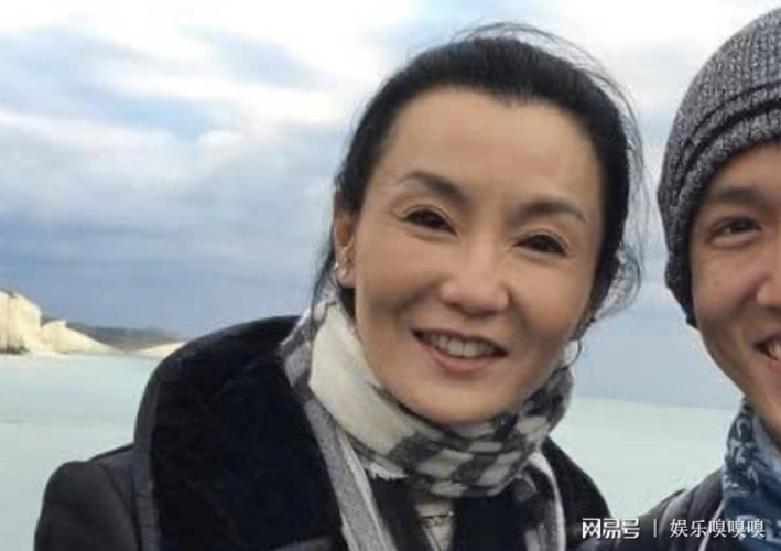 张曼玉罕见素颜照曝光,脸上皱纹明显但依旧美好!