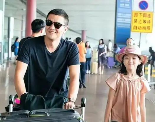 17岁李嫣近照曝光术后地包天眼神显凌厉网友越来越像李亚鹏