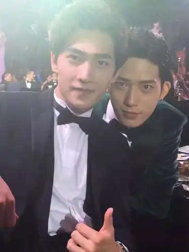 男星同框照,杨洋秒杀 郭德纲尴尬 他与吴亦凡合影笑掉大牙!