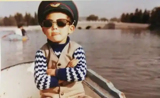 "老男孩"郭京飞,与鲍莉闪婚,17年宠妻如宝,今一家三口很幸福