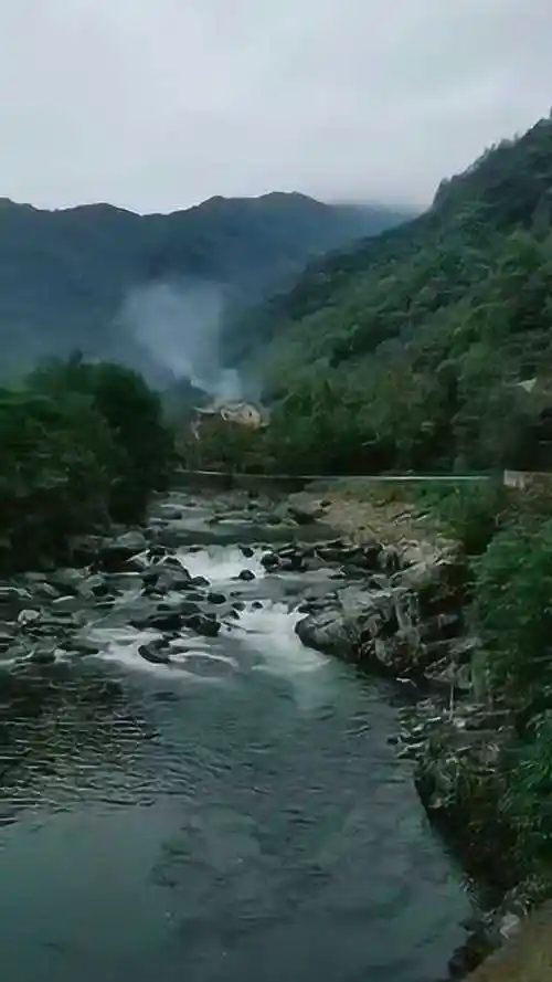 山间小桥流水人家,袅袅炊烟,简直太美了