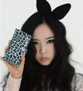 >详细内容鹅蛋脸的女生一头微卷式的头发,染发是低调风格的棕黑色的