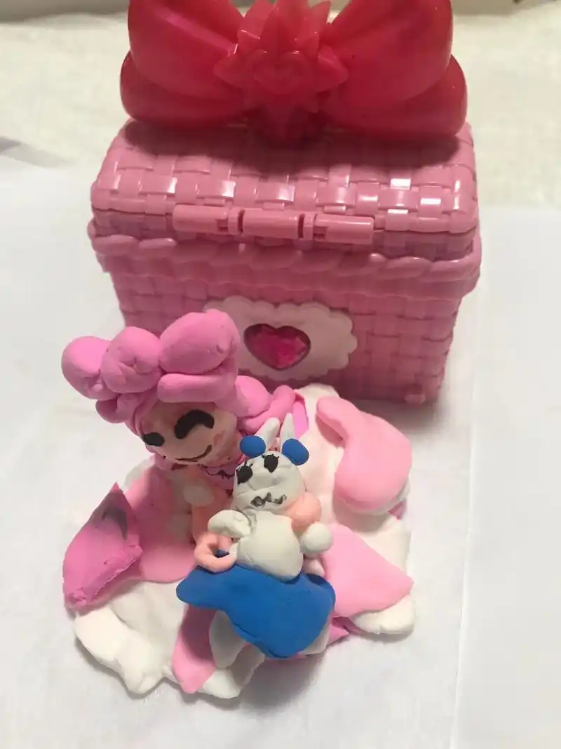 宝宝用橡皮泥创作的萝莉家族公主及她们的灵宠.