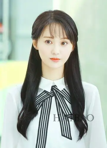 《微微一笑很倾城》中,郑爽延续了这一女神风格,垂顺而丰盈的乌黑长发