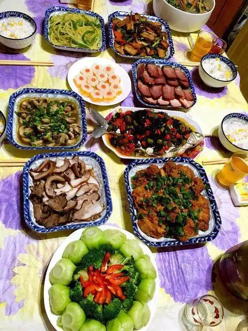 可以说是荤素搭配了,好多菜式也是从网上学到的,我之前是挺喜欢做饭的