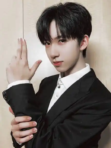 因为帅气,因为可爱,感谢贺峻霖同学给我们提供了新的拍照pose,大家快