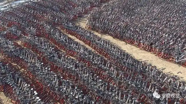 焦点丨银川一空地挤满共享单车,黑压压的太壮观!