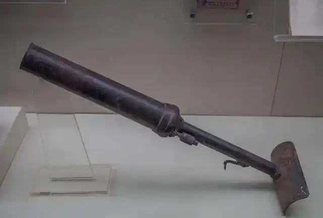 抗战时期,八路军的武器装备十分繁杂,不成体系,跟现代制式武器是没法