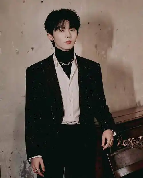 马嘉祺成双眼皮,出道两年五官变化不少,差点被认成双胞胎哥哥_单眼皮