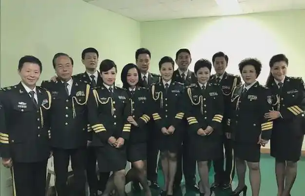 程志告别仪式大合影曝光,黄宏一脸笑容,蔡国庆站后排,未见妻女