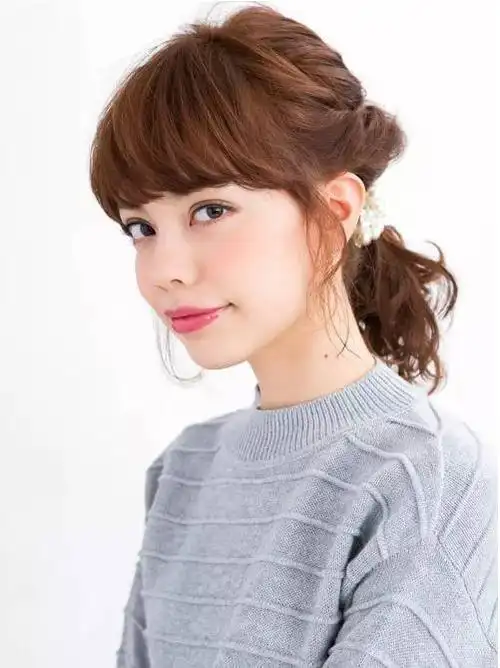 女生扎卖萌的马尾辫子发型,堪称最为完美的扎发,独特有气质