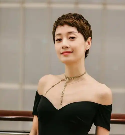 43岁马伊琍低调亮相,身穿简装难掩好气质,把别针当耳环真有个性