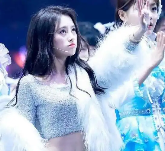 有一种露脐叫鞠婧祎,肚脐眼比眼珠子还大,网友:性感到原地爆炸