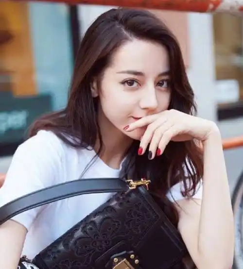 她捧红了一大批演员,大家所熟知的就有迪丽热巴,高伟光,张云龙等人