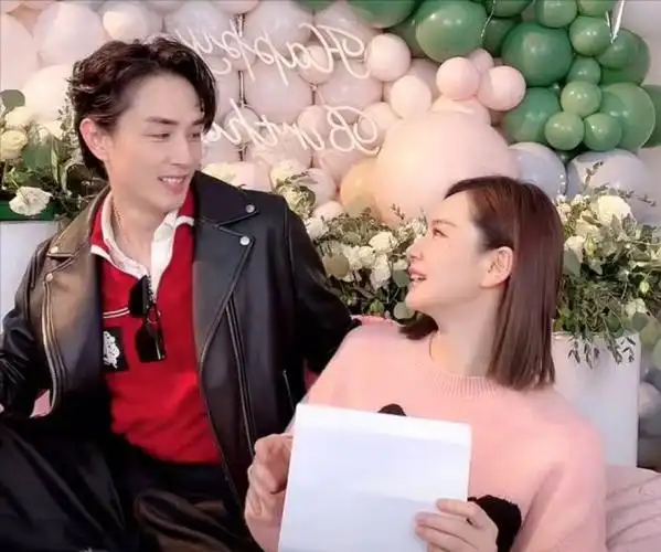 戚薇二胎产后首露面因崴脚导致月子全程坐轮椅努力减肥月瘦15斤