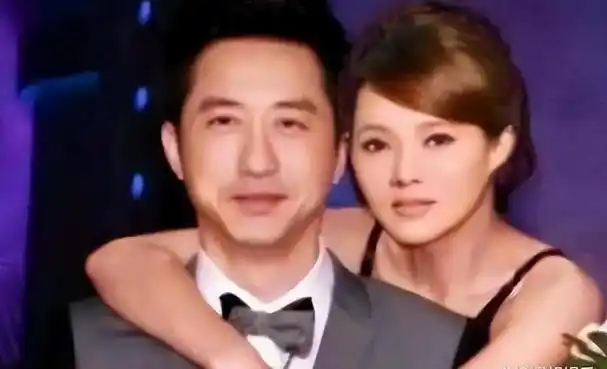 伊能静庾澄庆罕见合体!参加儿子大学毕业典礼,21岁哈利穿搭瞩目