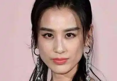 黄圣依的五官也特别有辨识度,看起来很精致,也很立体,但如果仔细盯着