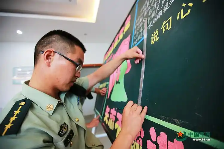 武警官兵这黑板报画的简直666啊
