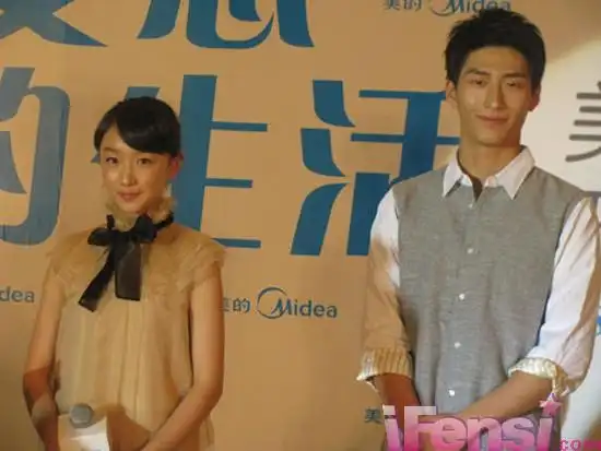 窦骁周冬雨取代巩俐携手代言 保持距离避绯闻