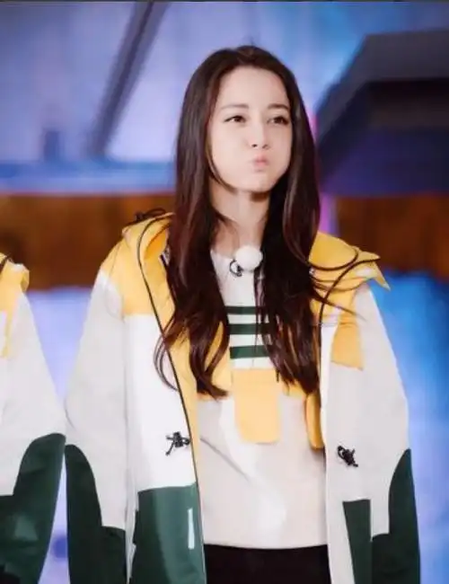 近年来,迪丽热巴频繁亮相综艺节目,尤其是在《奔跑吧》中的表现引起了