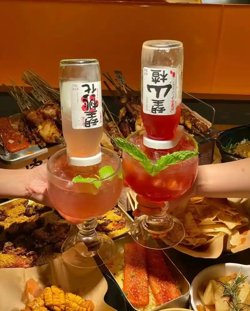 昨晚烧烤很巴适～喝了望山楂05.#深夜一起撸串哈啤酒 - 抖音