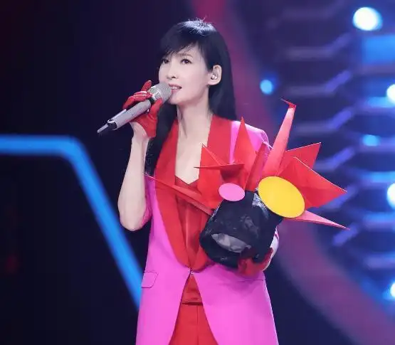 《蒙面唱将猜猜猜》送你一只千纸鹤是周慧敏.