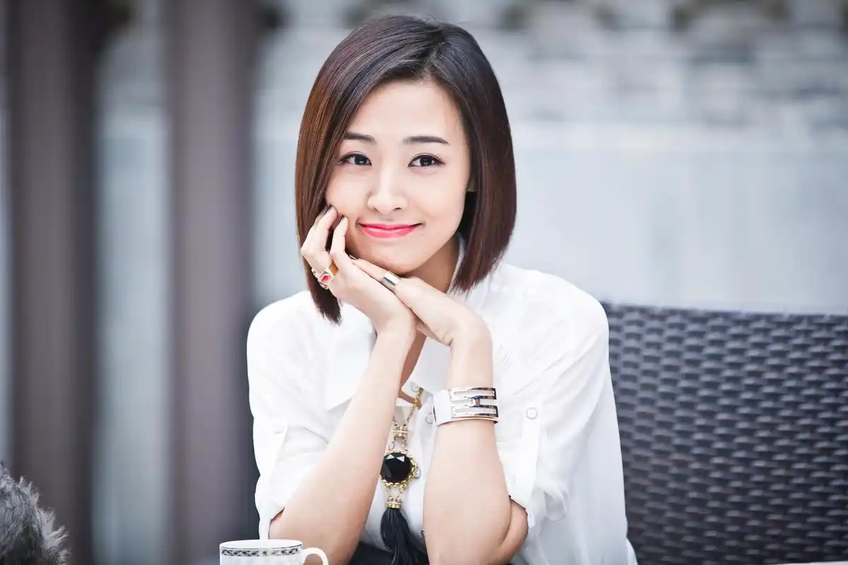 ▼郑罗茜2015年,主演电影《左耳》饰演男一张漾,票房斩获近5亿,提名金