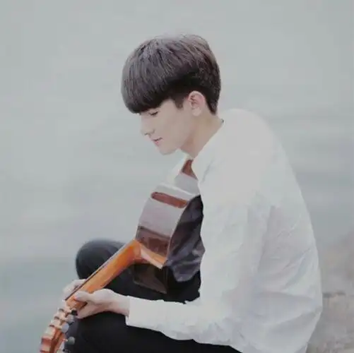 男生头像,背景,侧脸,吉他,文艺,进我主页有更多美图呦!