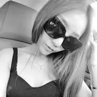 2015最新带墨镜的半身女生黑白头像