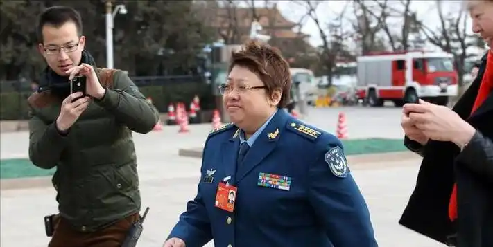 回顾在娱乐圈混乱的环境中韩红展现出了与众不同的清新风格