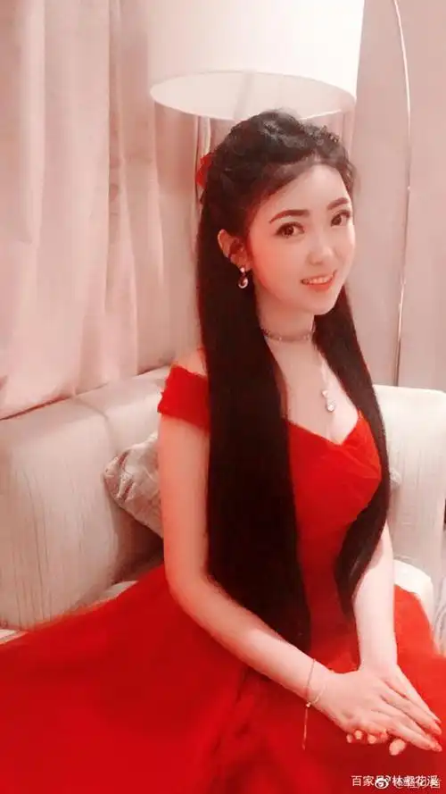 她貌美如花,芳香四溢;歌声如酒,日久弥香,我《在春天里想你》