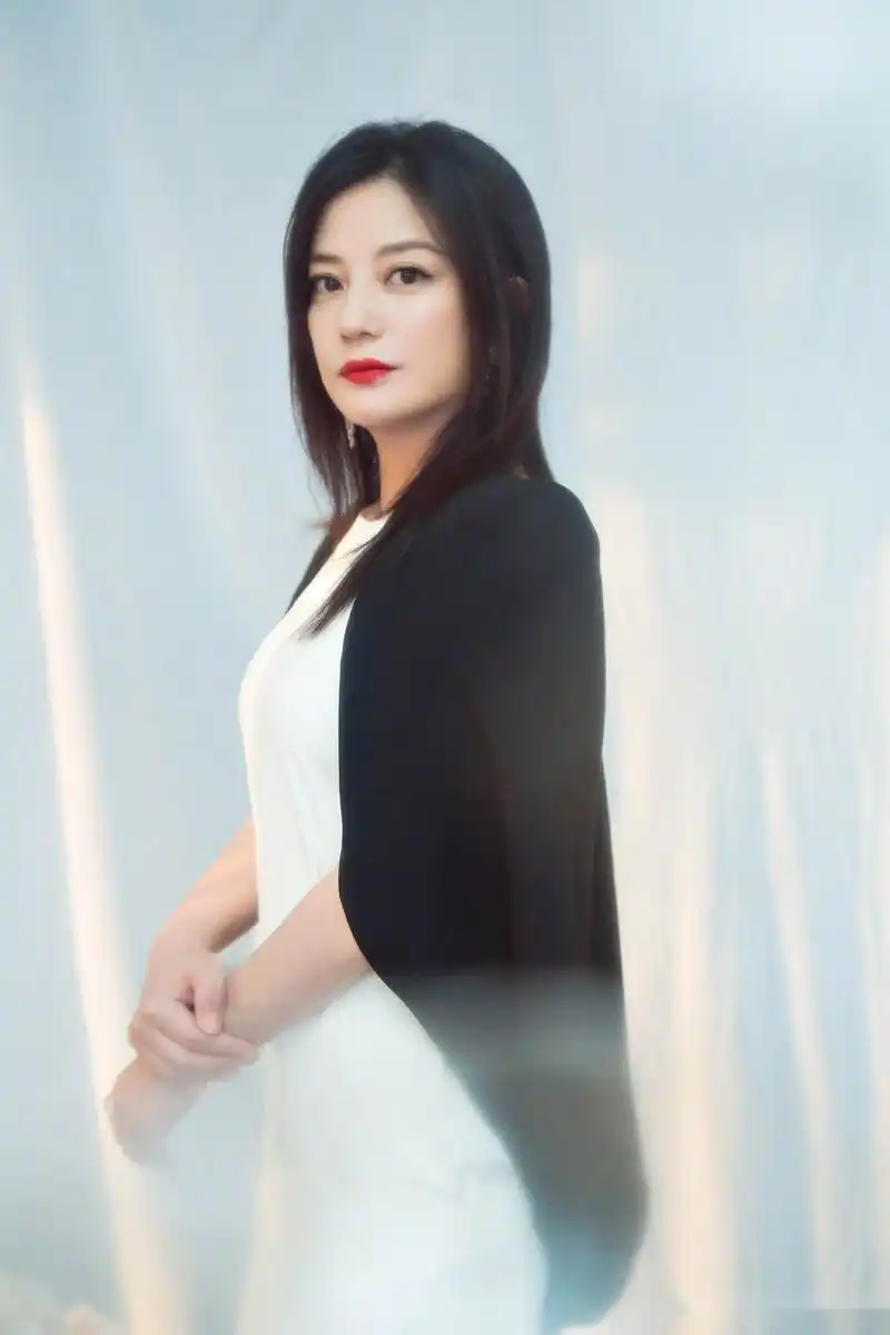 近日,赵薇一组浪漫春日写真曝光.