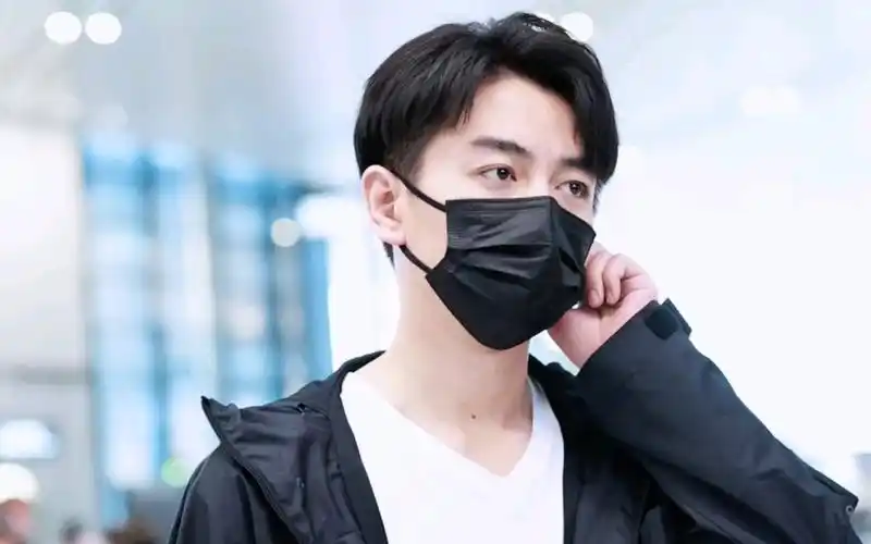 陈晓 23.5.14机场 上海出发 走路粉福利!走着走着就笑了的帅哥哥!