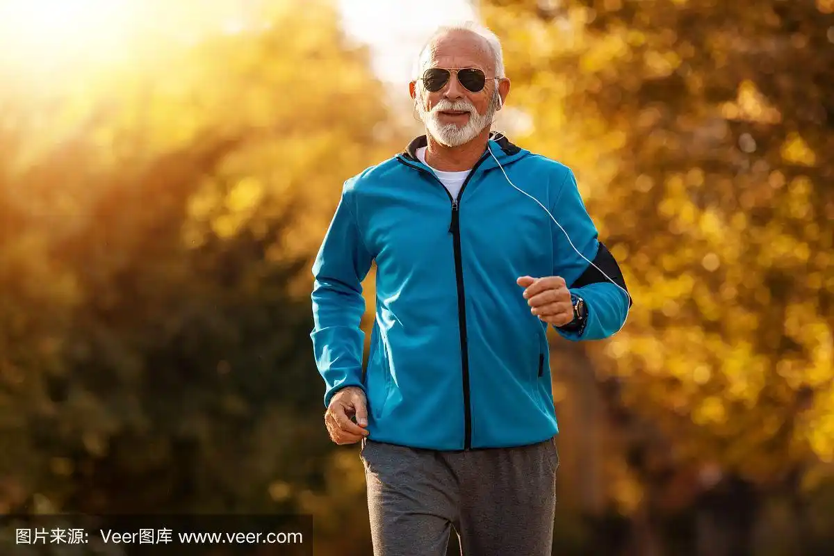 老人在公园里跑步