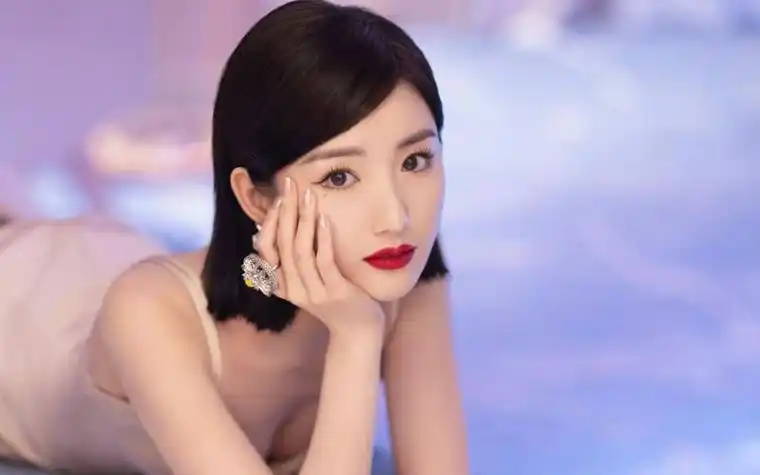 毛晓彤被亲爹敲诈5000万被4年男友背叛泪水和失望成就了她