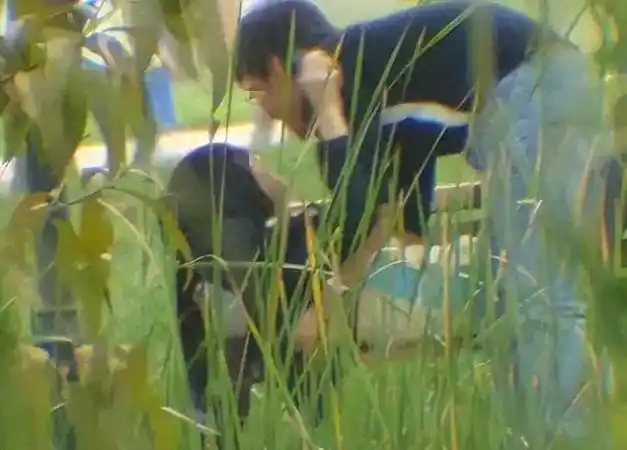 一女子为追求刺激与男友草丛寻欢引四名路人加入男友因此丧命