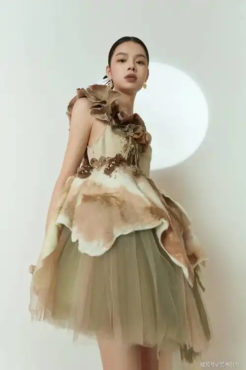 作品欣赏:服装设计师高雪儿的羊毛毡服饰设计_工艺_大自然_产物