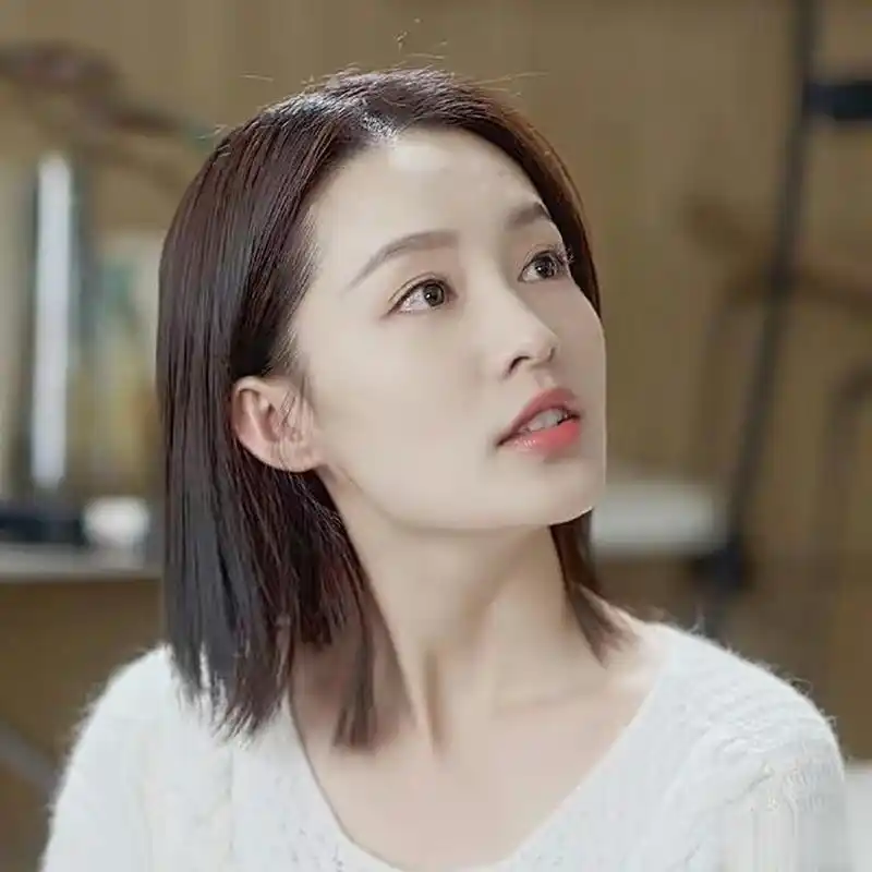 李沁  笑起来牙齿真白,笑容也很甜.