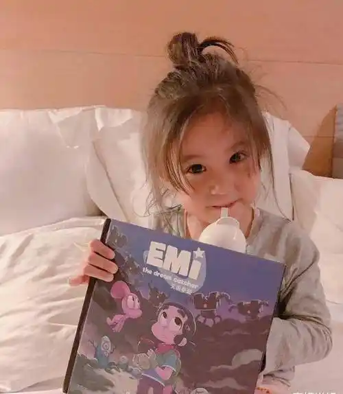 原创贾静雯晒咘咘作业不仅曝光妈妈真实年龄好爆料妹妹超爱哭