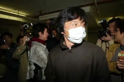 图文:梅艳芳病危接受抢救-成龙