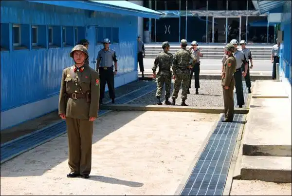 资料图:朝韩三八线站岗士兵.