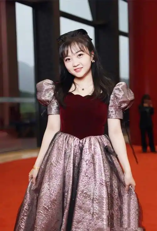 林妙可旗袍秀惊艳全场,珍珠发饰更添名媛气质,优雅迷人_照片_配饰