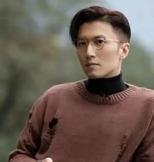 40岁谢霆锋小王菲11岁近照酷似王菲网友夫妻脸太像了