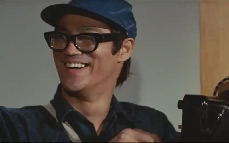 精武门:李小龙伪装成装修工,刺探敌情,这演技完全不逊于功夫啊!