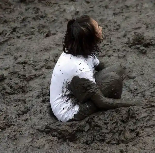 虽然满身泥巴,但是能有所收获也足以"炫耀"一把.