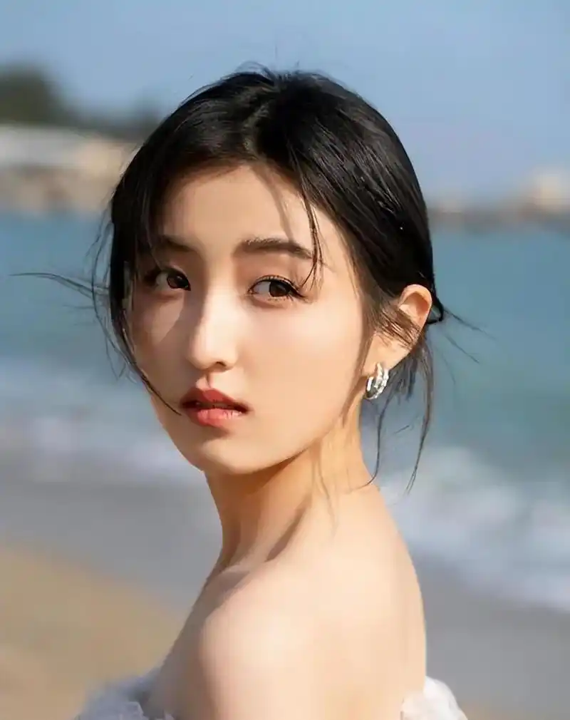 "京圈宠儿"张子枫被大佬灌醉,"干爹"黄磊一夜急白头 张子枫是一位出色